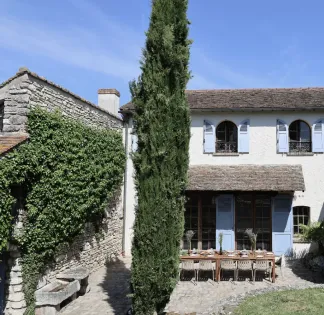 Terrasse, jardin et piscine dans un domaine rénové pour séminaires