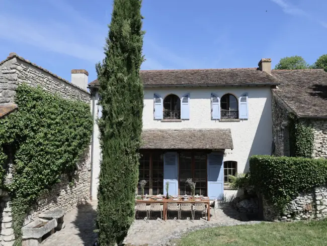 Terrace, garden and swimming pool in a renovated estate for seminars