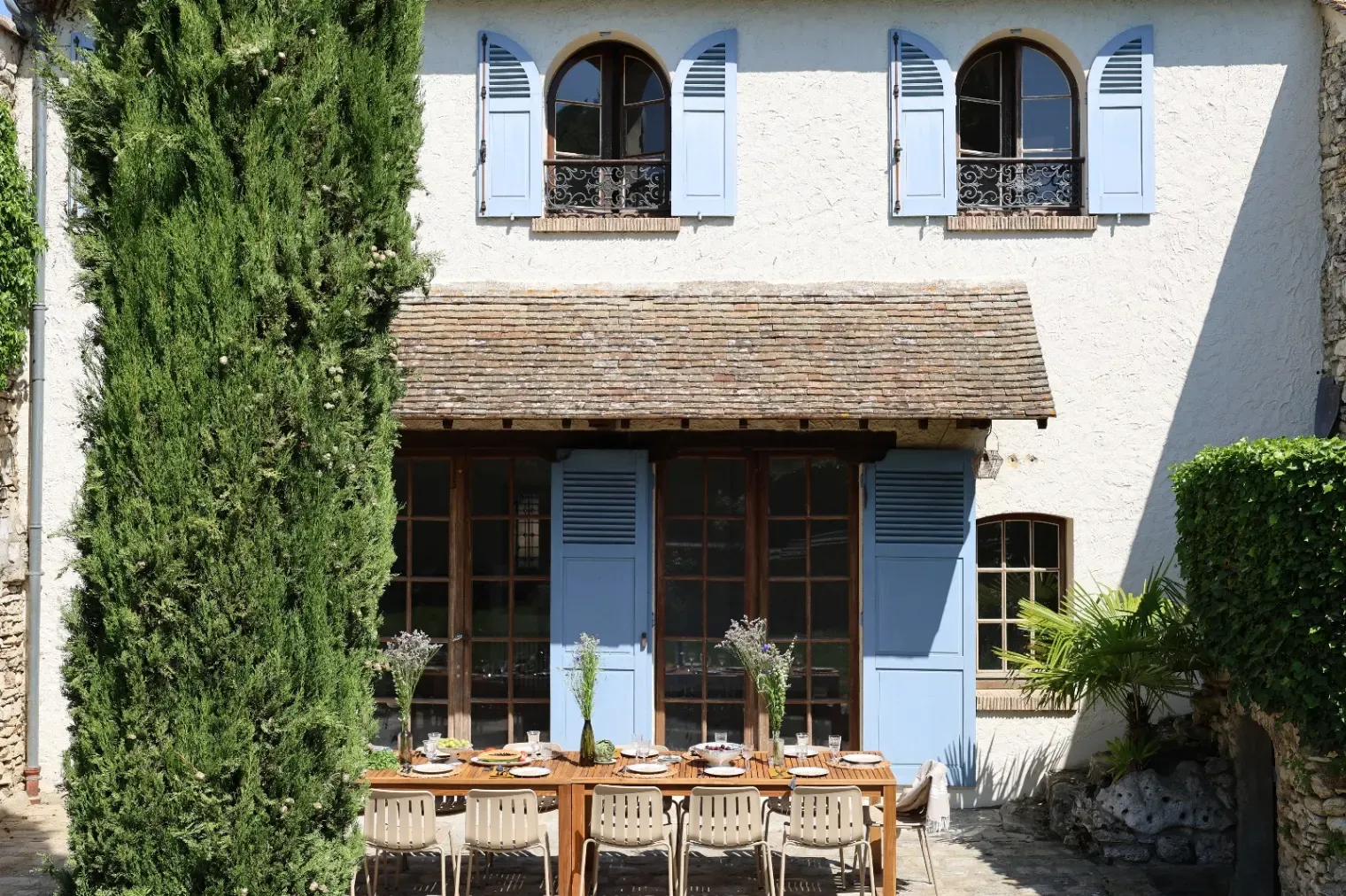 Terrace, garden and swimming pool in a renovated estate for seminars