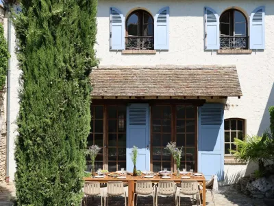 Terrace, garden and swimming pool in a renovated estate for seminars