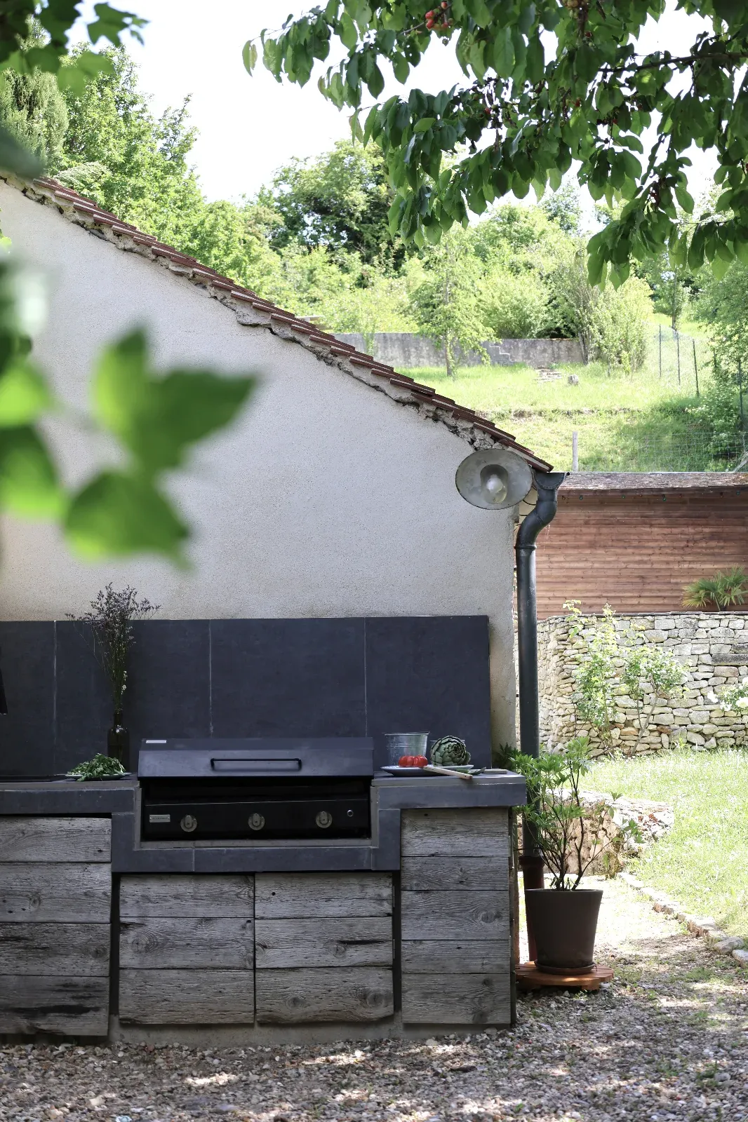 Terrace, garden and swimming pool in a renovated estate for seminars