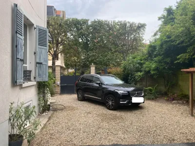 Lush Garden Venue with Pool for Photoshoots & Productions in Saint-Cloud