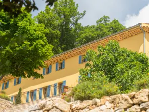 Domaine Grasse : Bastide du XVIIIe Siècle avec Jardins Parfumés