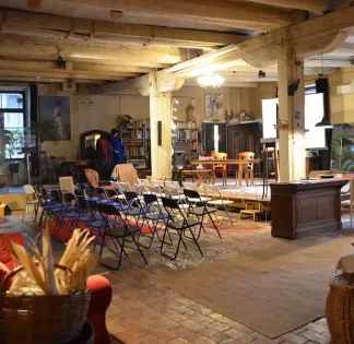 260 m² Artist's Studio in Marseille for Events up to 80 People