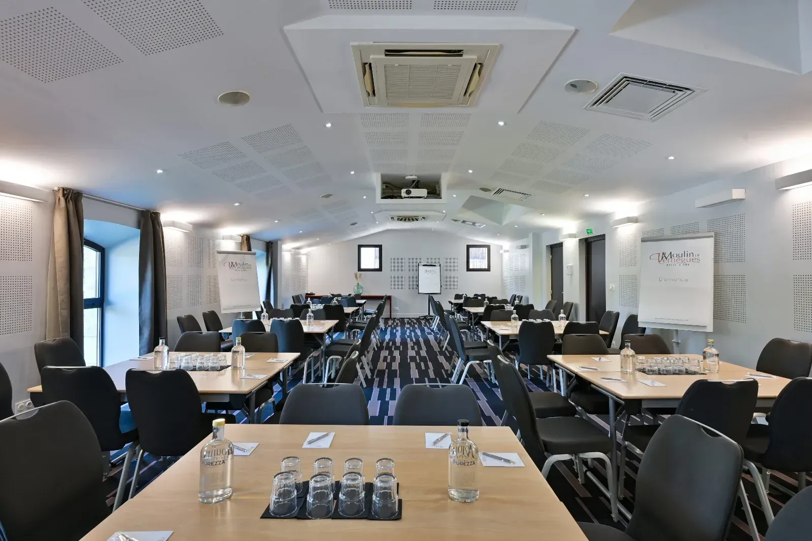 Bright 90m² Event Space in Mallemort for Seminars & Corporate Events