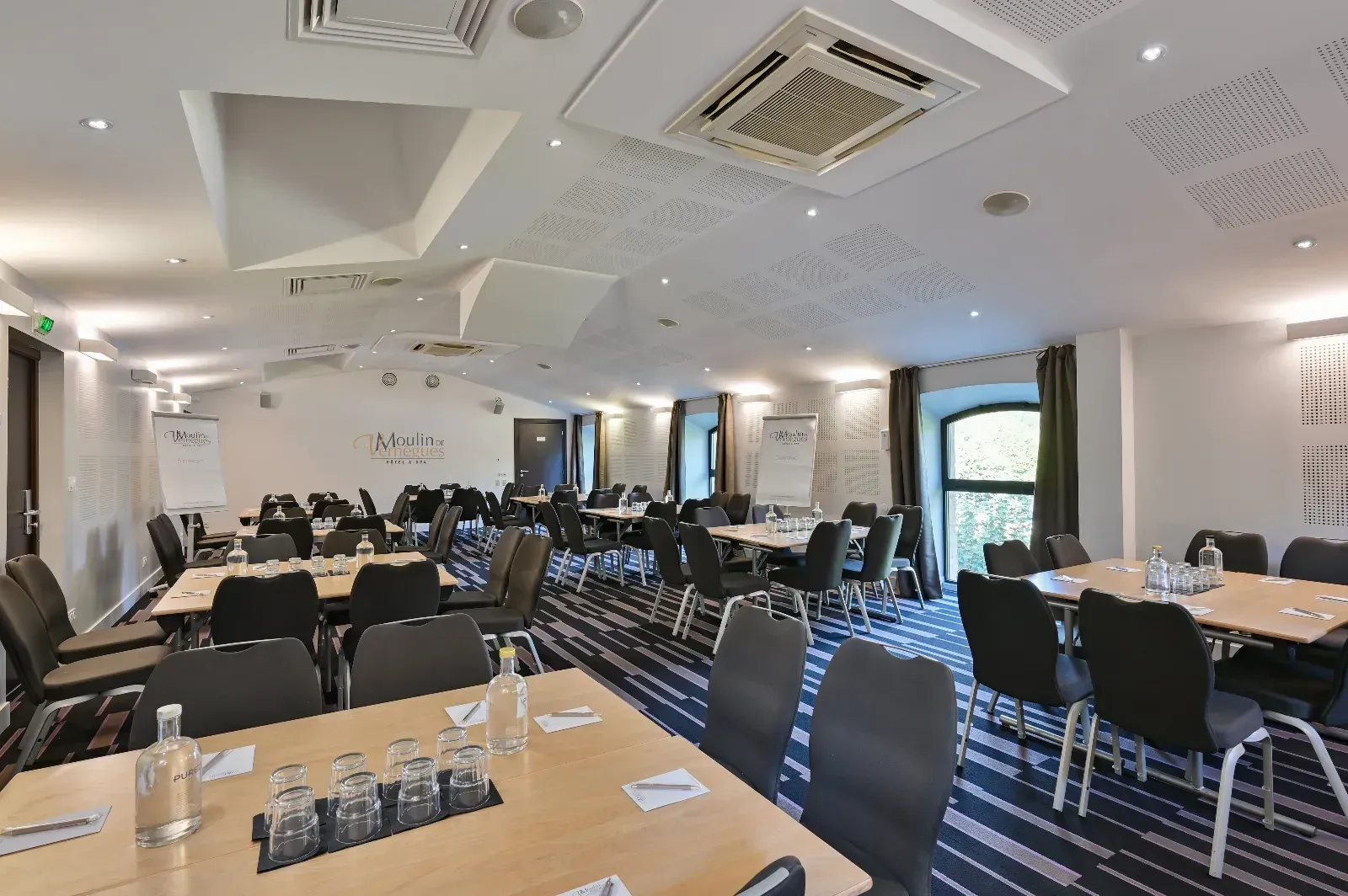 Bright 90m² Event Space in Mallemort for Seminars & Corporate Events
