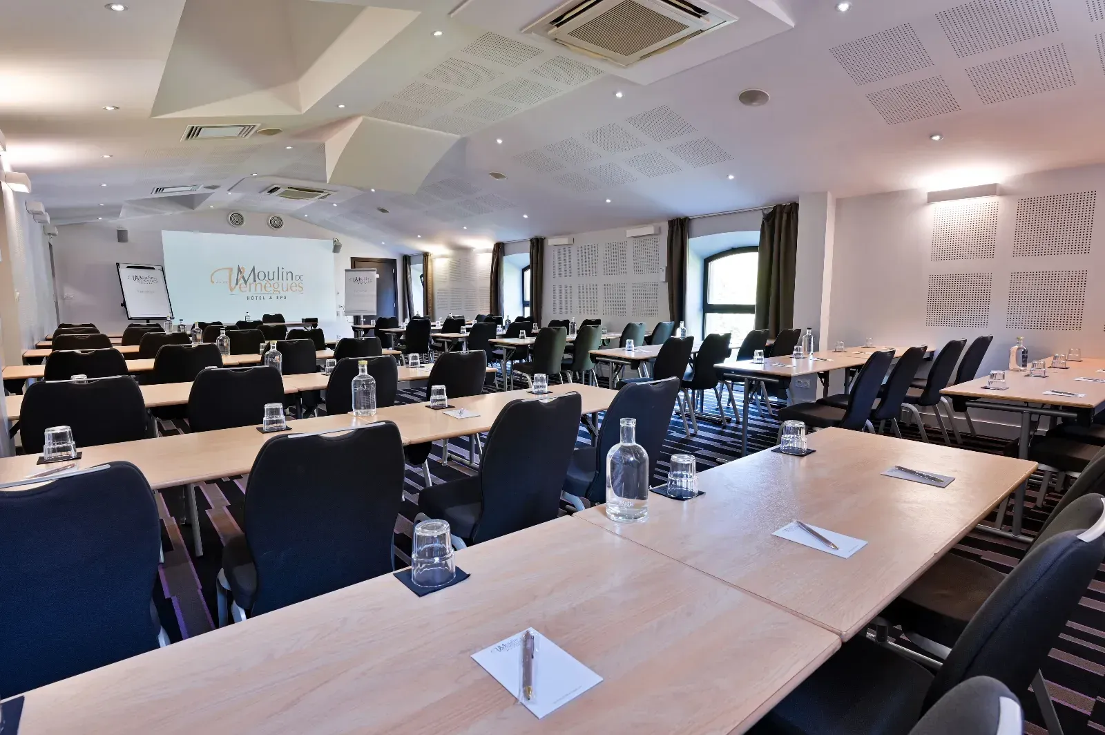 Bright 90m² Event Space in Mallemort for Seminars & Corporate Events