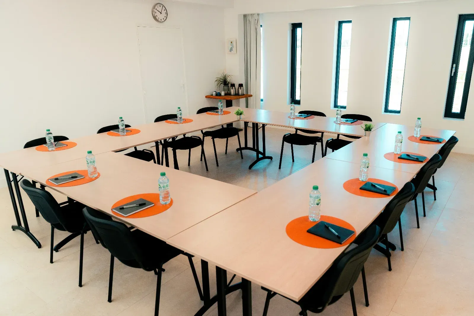 Bright 50m² Seminar Room with Patio Access in Arles Countryside
