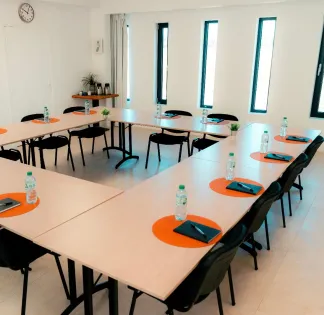 Bright 50m² Seminar Room with Patio Access in Arles Countryside