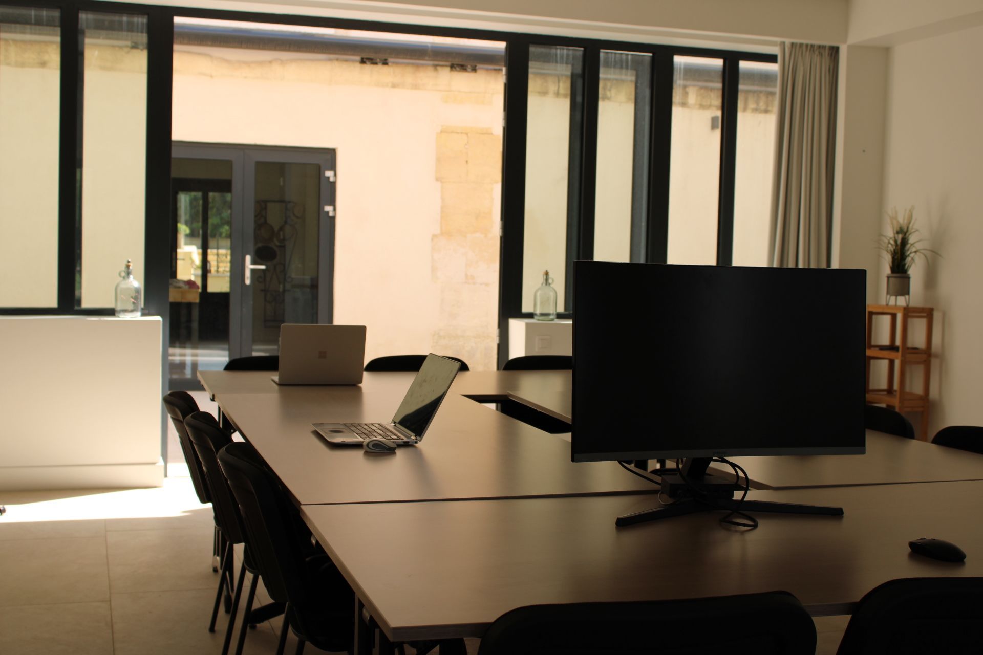 Bright 50m² Seminar Room with Patio Access in Arles Countryside