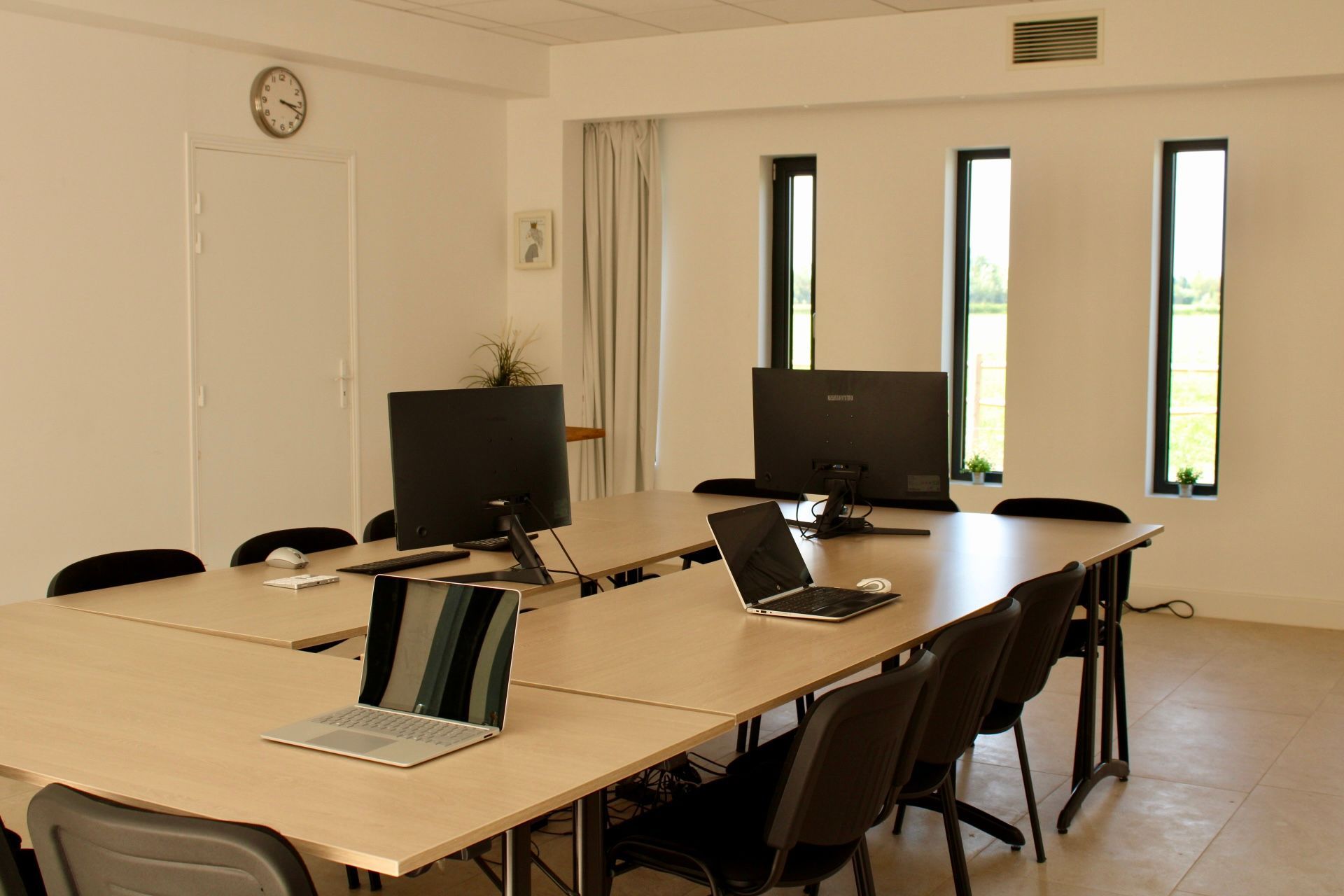 Bright 50m² Seminar Room with Patio Access in Arles Countryside