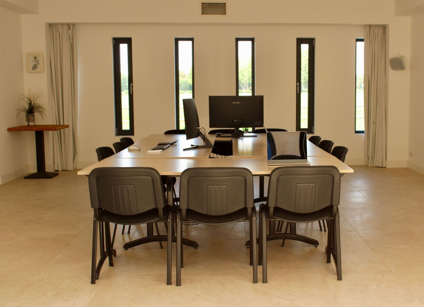 Bright 50m² Seminar Room with Patio Access in Arles Countryside