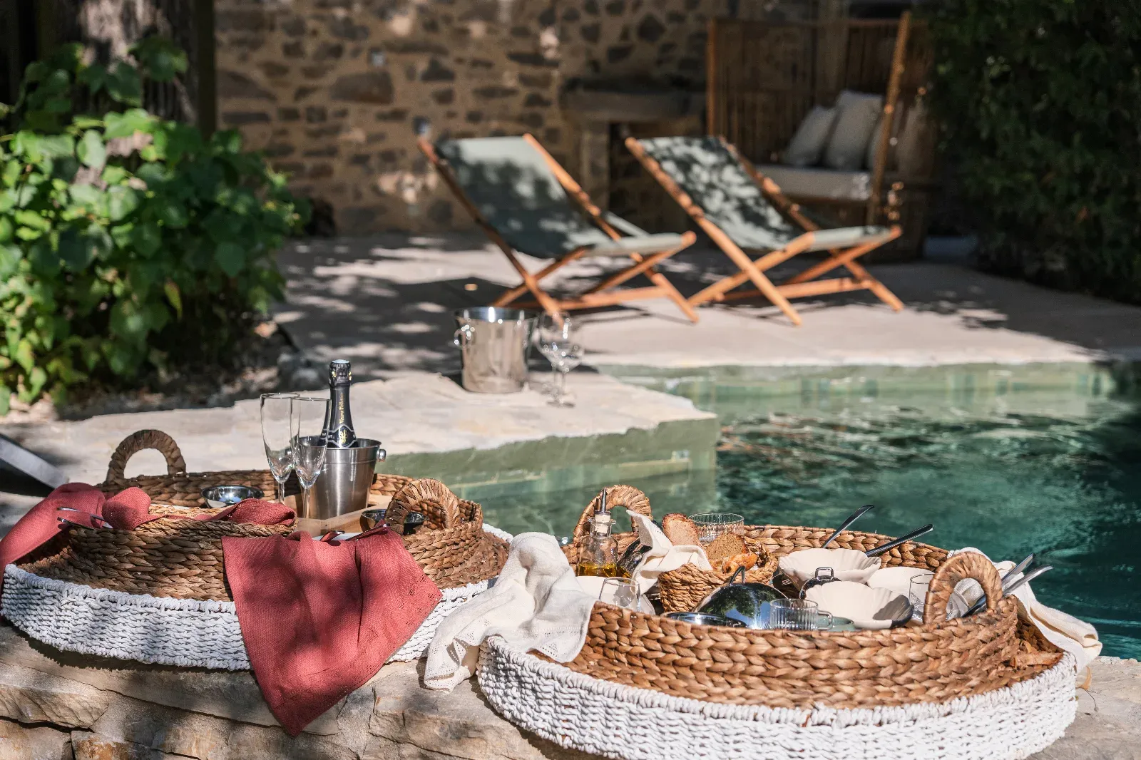 Historic Mansion in Cournonsec - Elegant Venue for Events & Stays