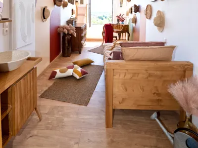 Historic Mansion in Cournonsec - Elegant Venue for Events & Stays