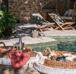 Historic Mansion in Cournonsec - Elegant Venue for Events & Stays