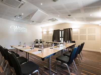 Versatile 45m² Event Space in Mallemort for Seminars & Corporate Events