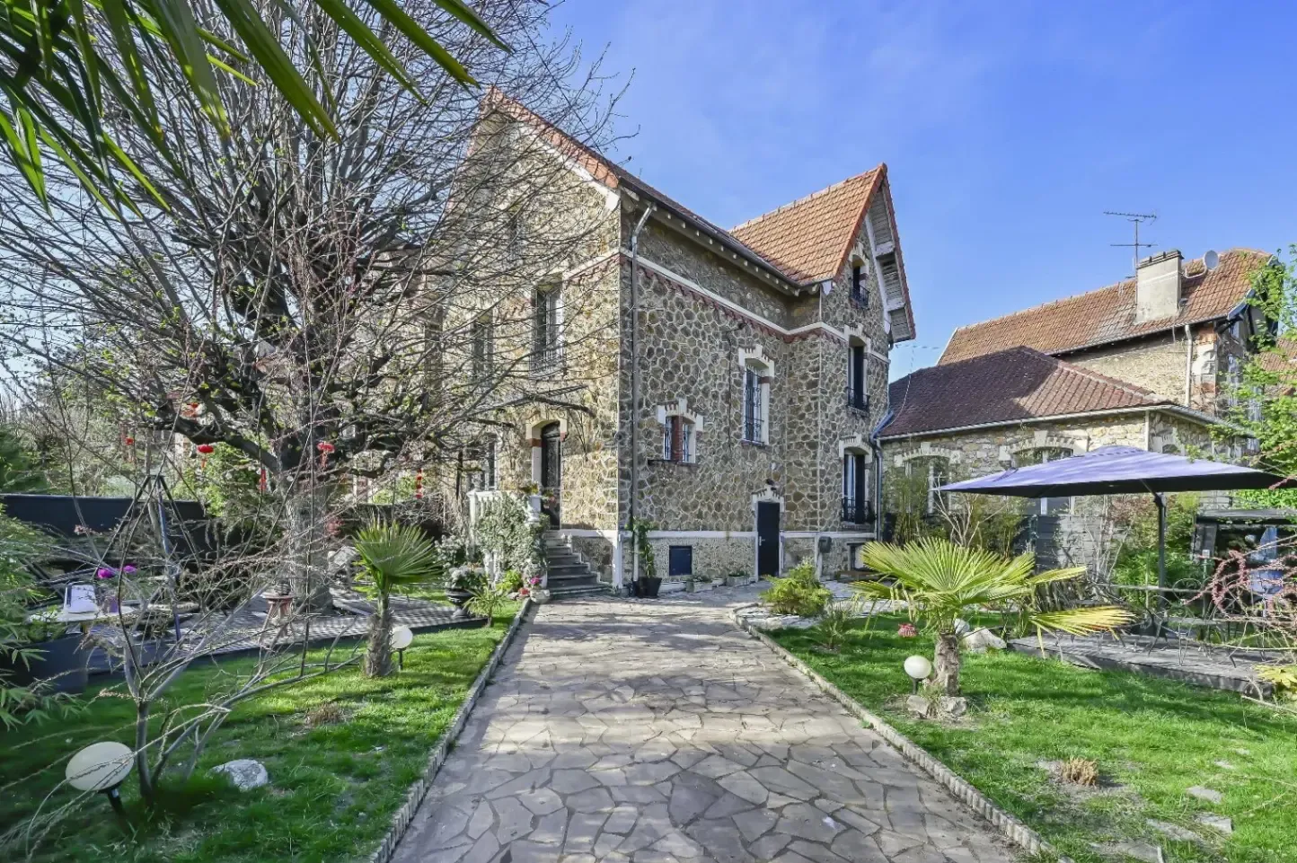 Maison en Meulière Historique avec Bassin Japonais à Villemomble