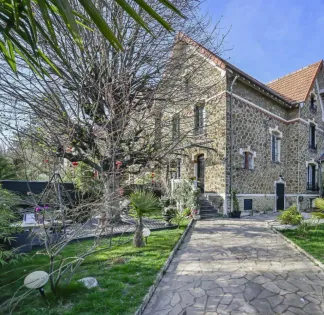 Historic Millstone House with Japanese Pool and Garden for Events