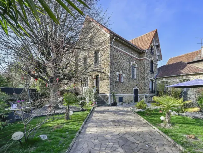 Maison en Meulière Historique avec Bassin Japonais à Villemomble