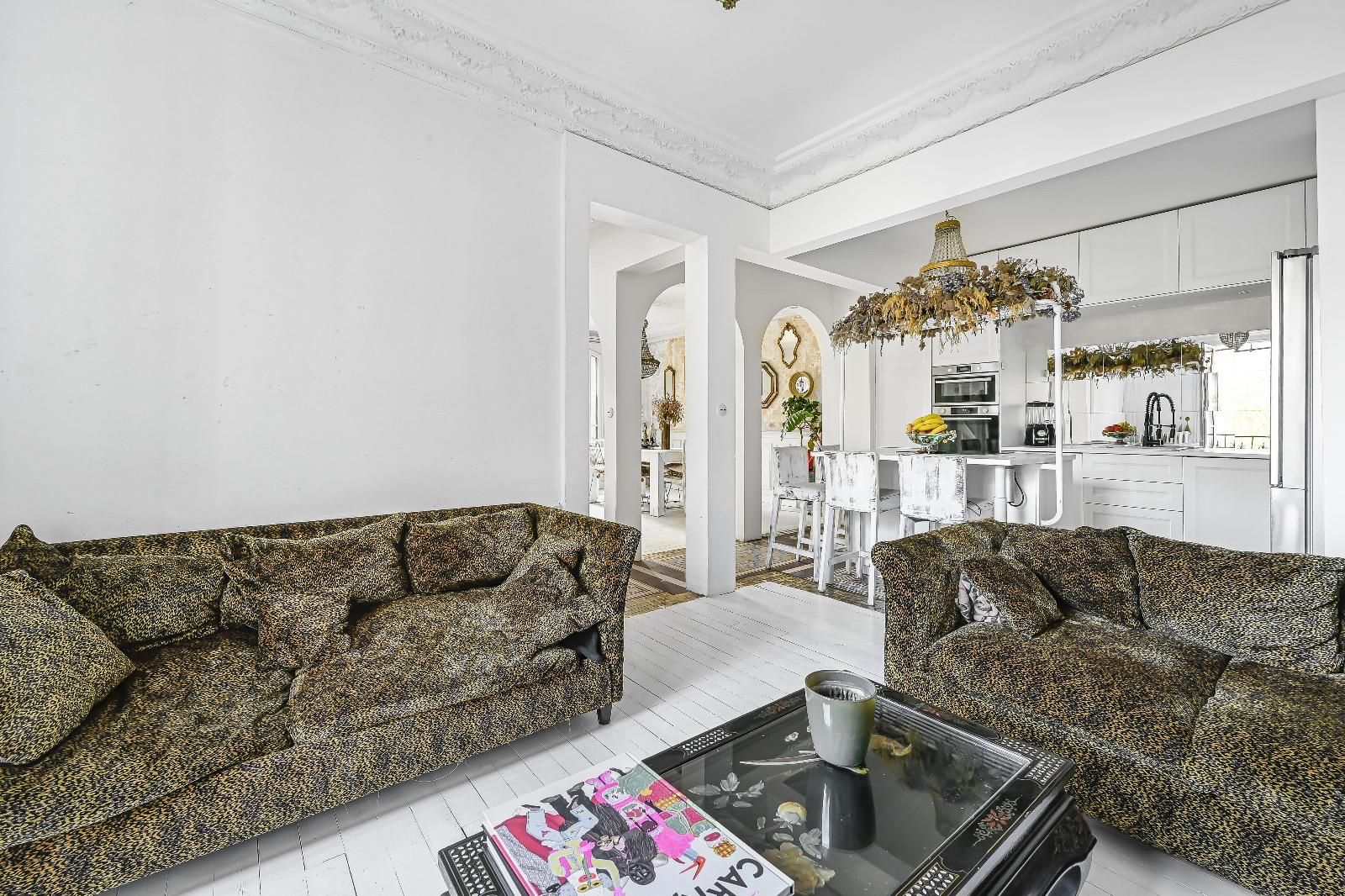 Maison en Meulière Historique avec Bassin Japonais à Villemomble