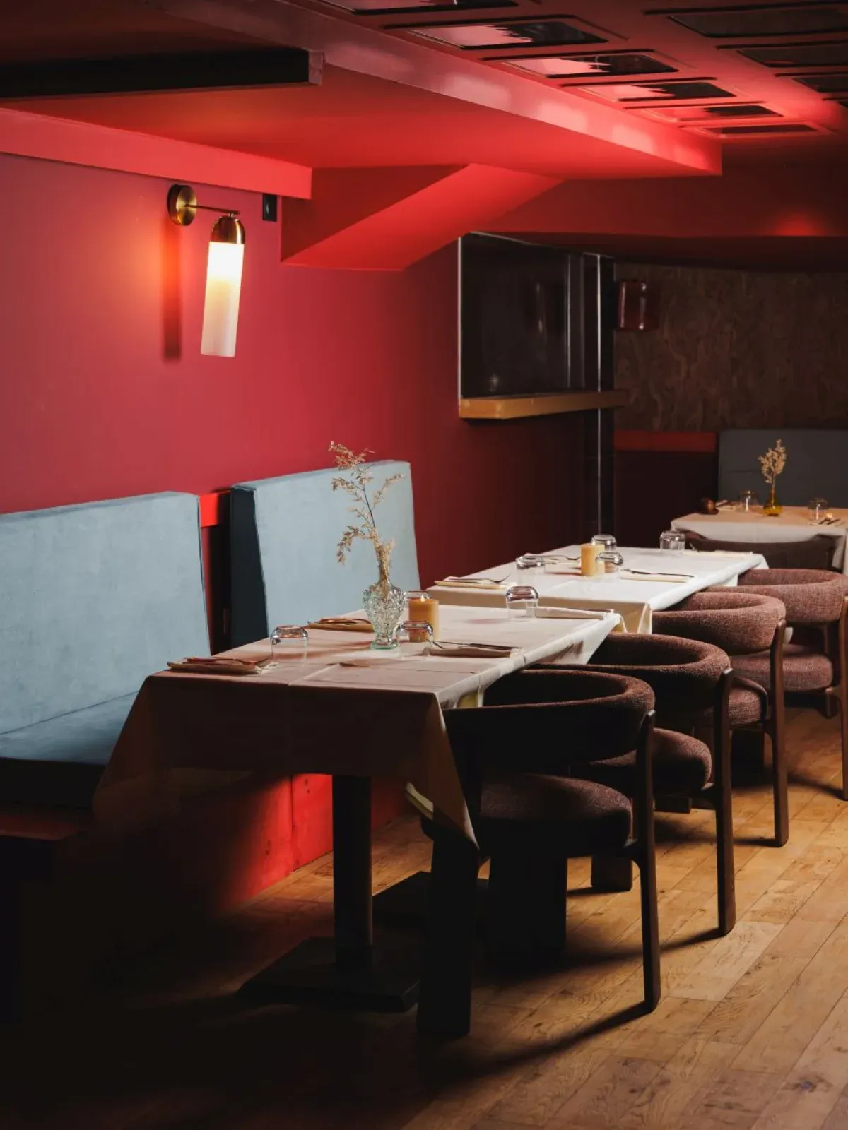 Versatile Event Space with Mirrored Ceiling & Velvet Banquettes