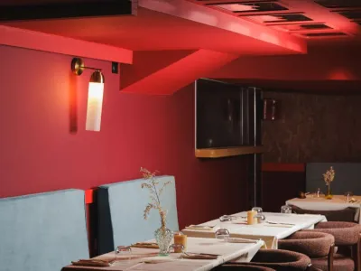 Versatile Event Space with Mirrored Ceiling & Velvet Banquettes