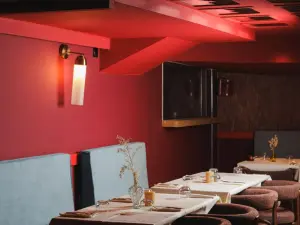 Versatile Event Space with Mirrored Ceiling & Velvet Banquettes