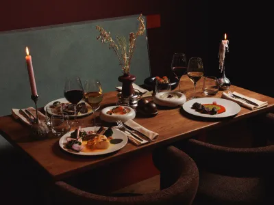 Versatile Event Space with Mirrored Ceiling & Velvet Banquettes