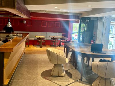 Espace Événementiel Polyvalent avec Plafond Miroir et Banquettes en Velours