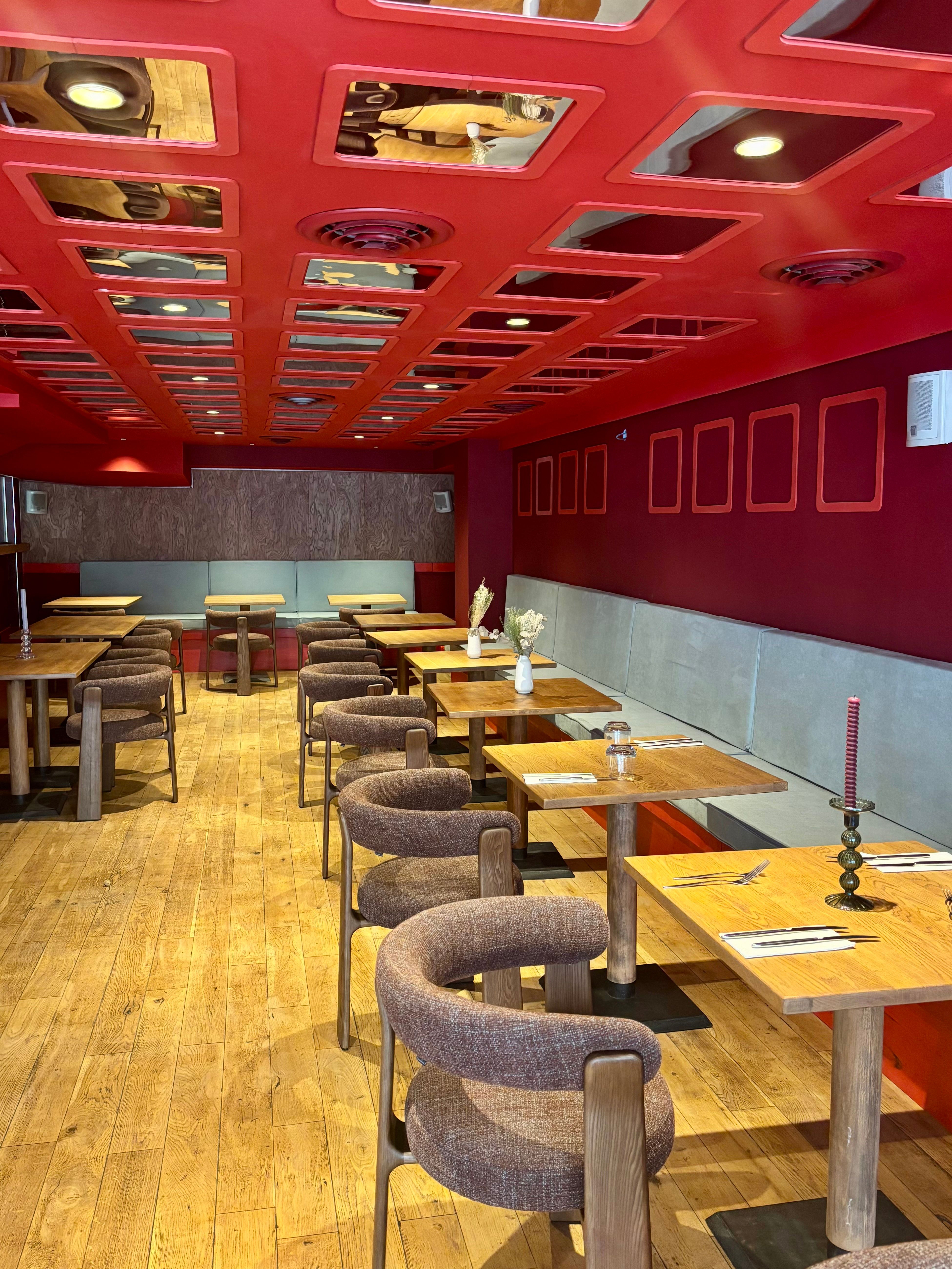 Versatile Event Space with Mirrored Ceiling & Velvet Banquettes