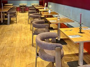 Versatile Event Space with Mirrored Ceiling & Velvet Banquettes