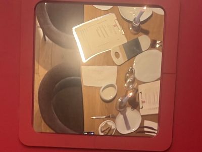 Espace Événementiel Polyvalent avec Plafond Miroir et Banquettes en Velours