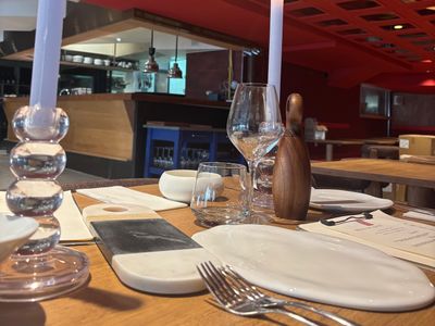 Espace Événementiel Polyvalent avec Plafond Miroir et Banquettes en Velours