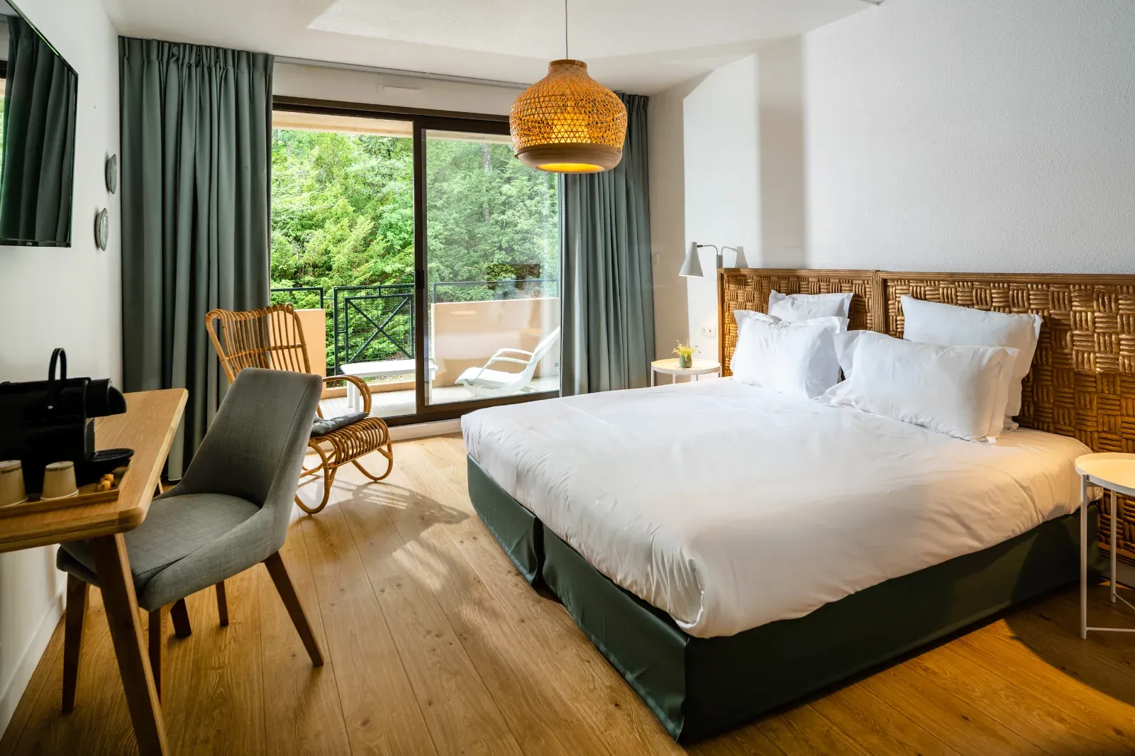 Luxury Hotel & Event Venue in Drome Provençale - 40-Hectare Park