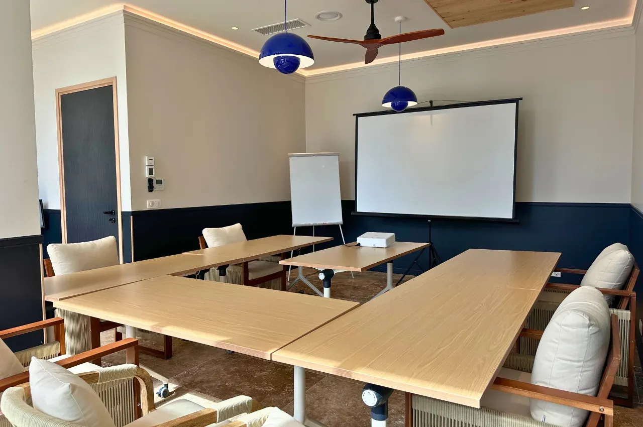 5-Star Arcachon Hotel: Elegant Seminar Room for Business Events