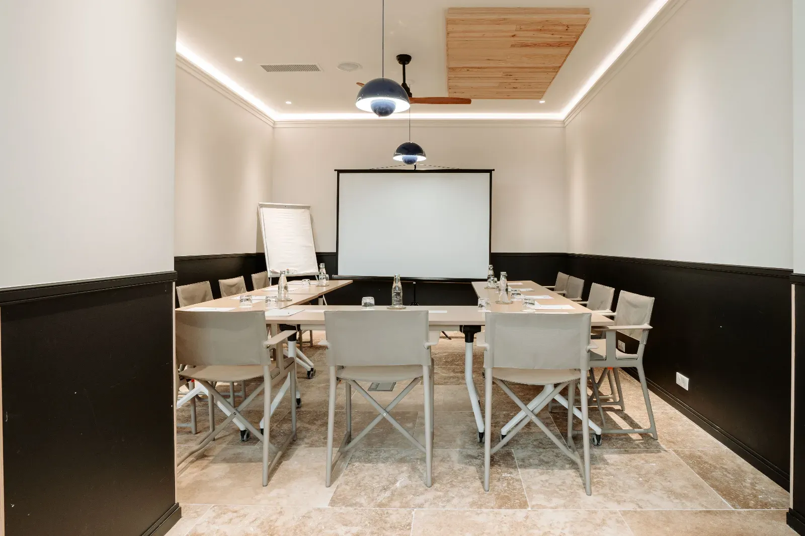 5-Star Arcachon Hotel: Elegant Seminar Room for Business Events