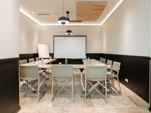 5-Star Arcachon Hotel: Elegant Seminar Room for Business Events