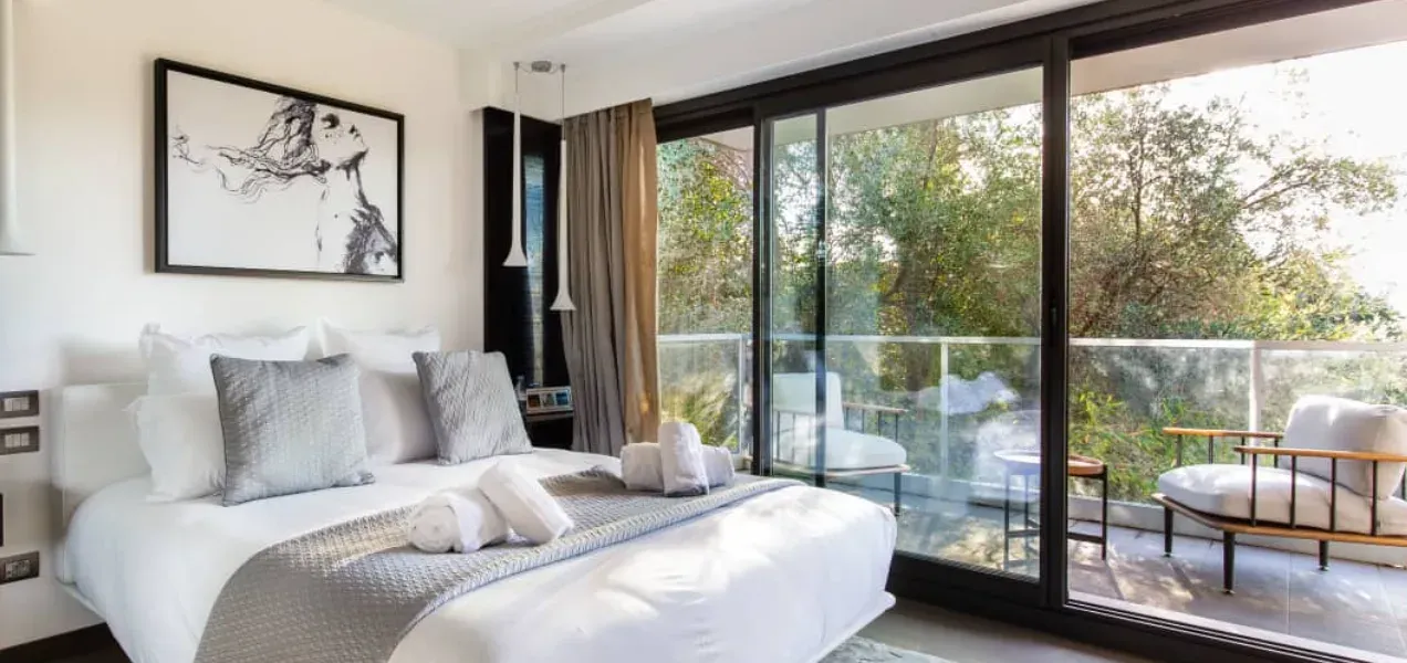 Luxury 3-Bedroom Apartment with Sea View in Cannes