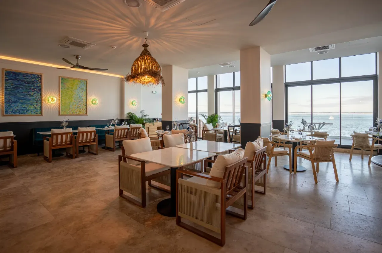 Seaside Restaurant with Panoramic Arcachon Basin Views