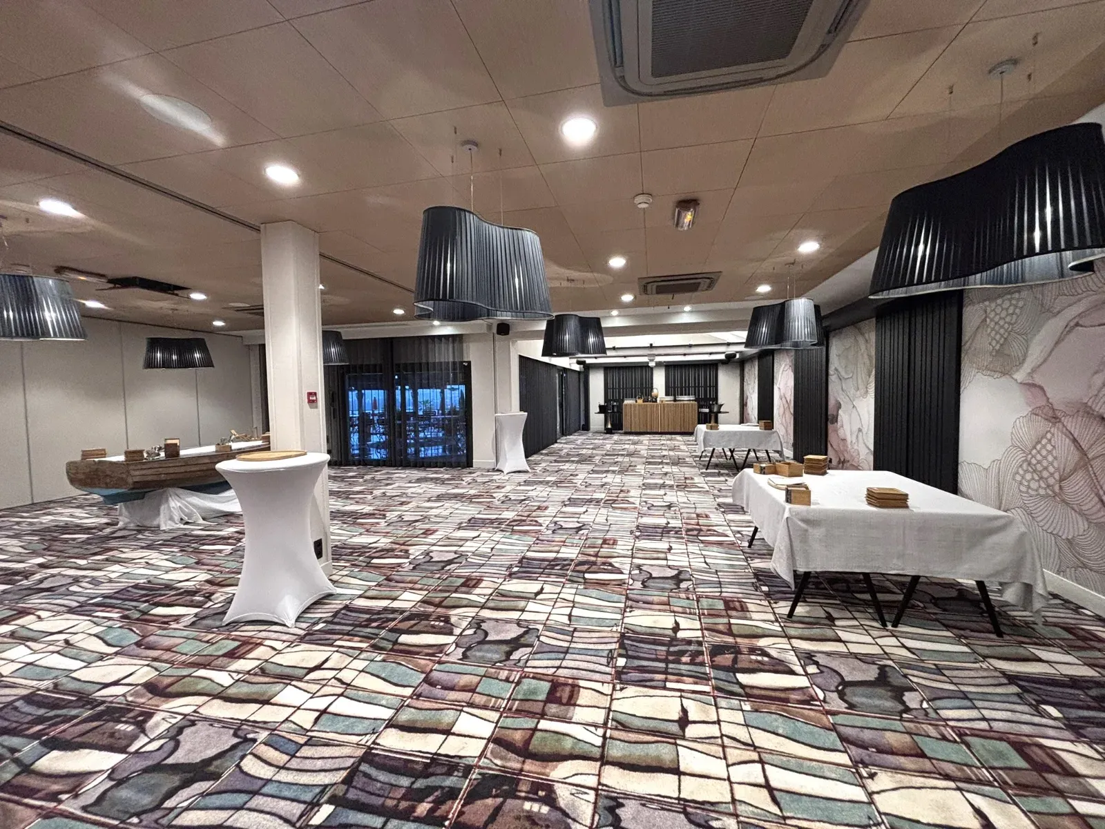 Salle de réunion lumineuse 120 m² avec vue mer et montagne à Annecy