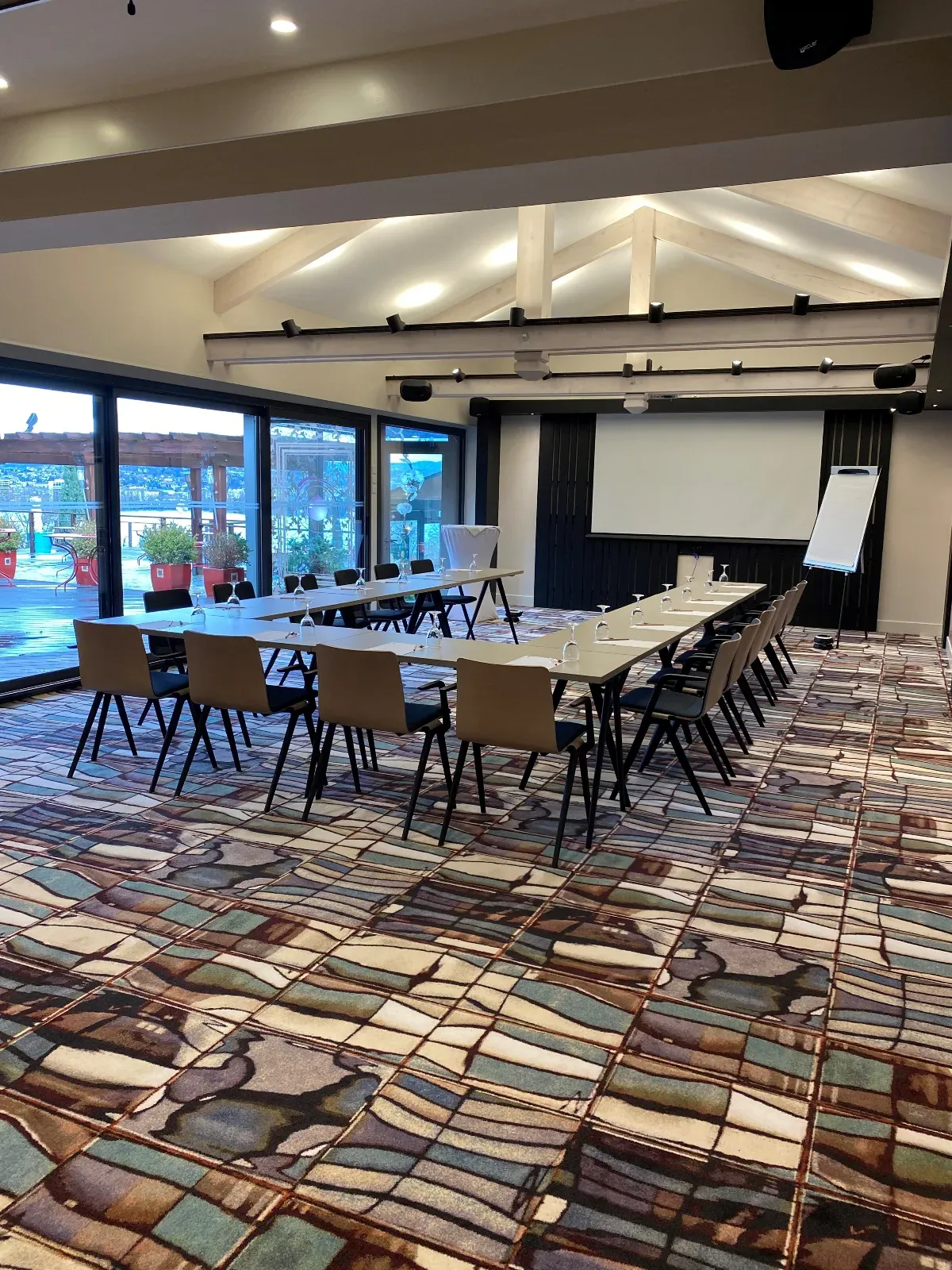 Salle de réunion lumineuse 120 m² avec vue mer et montagne à Annecy