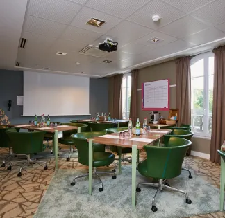 40 m² Meeting Room for 20 People in Enchanted Forest Setting