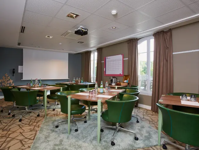 salle de réunion de 40 m² pour 20 personnes dans un cadre de forêt enchantée