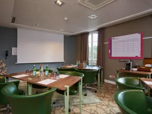 salle de réunion de 40 m² pour 20 personnes dans un cadre de forêt enchantée