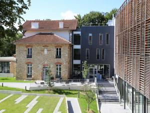 salle de réunion de 40 m² pour 20 personnes dans un cadre de forêt enchantée