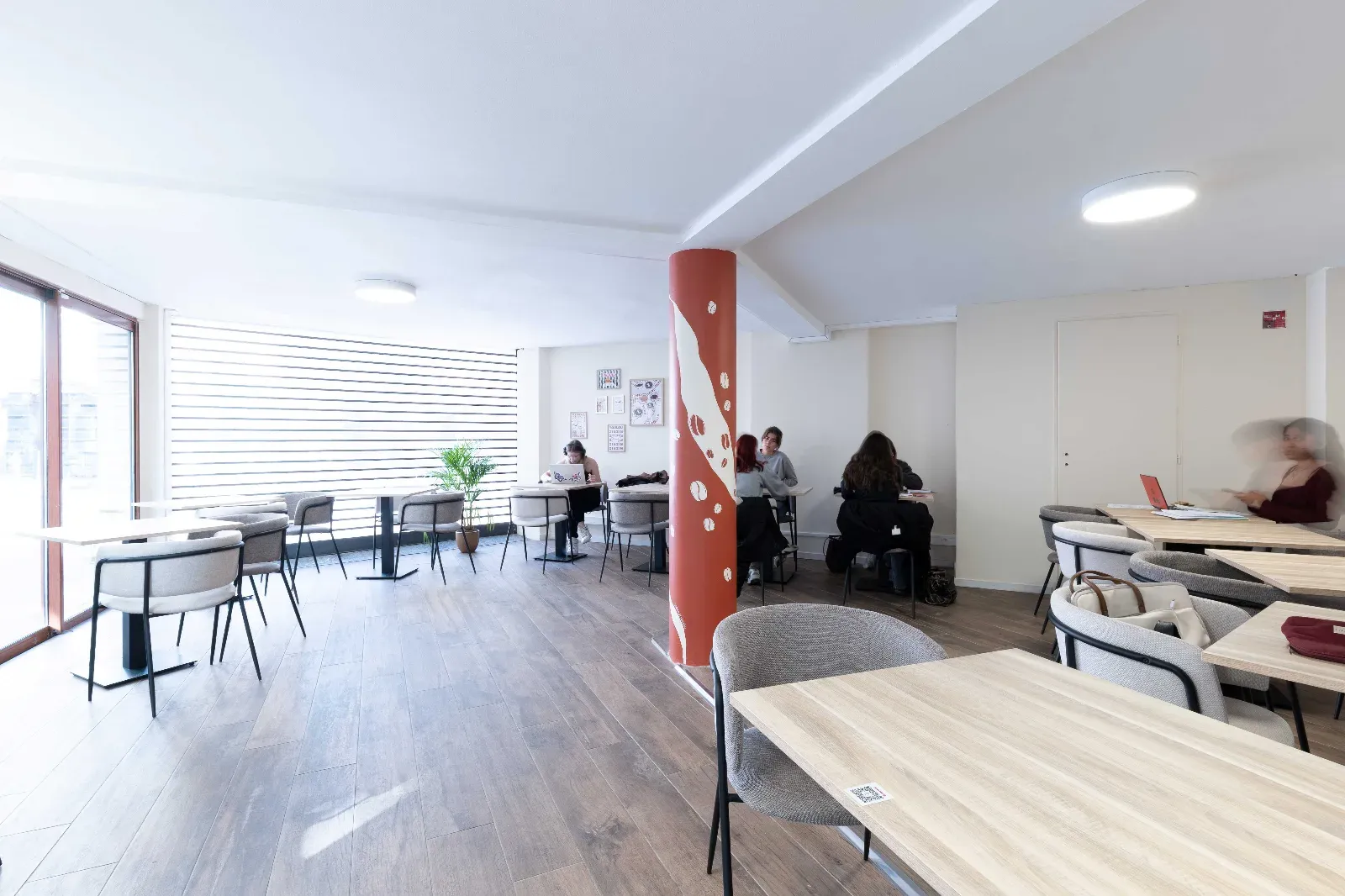Hybrid Café & Coworking Space in Toulouse for Professional Events