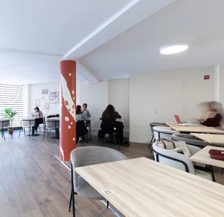 Hybrid Café & Coworking Space in Toulouse for Professional Events