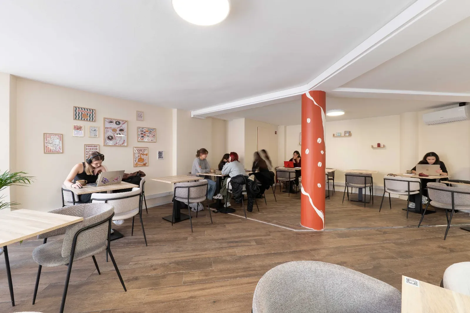 Hybrid Café & Coworking Space in Toulouse for Professional Events