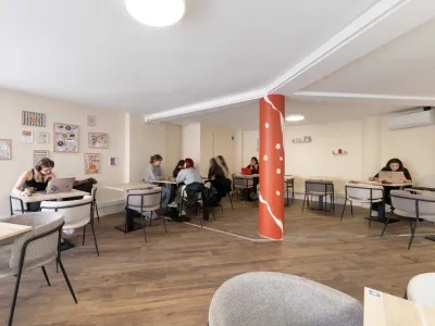 Hybrid Café & Coworking Space in Toulouse for Professional Events