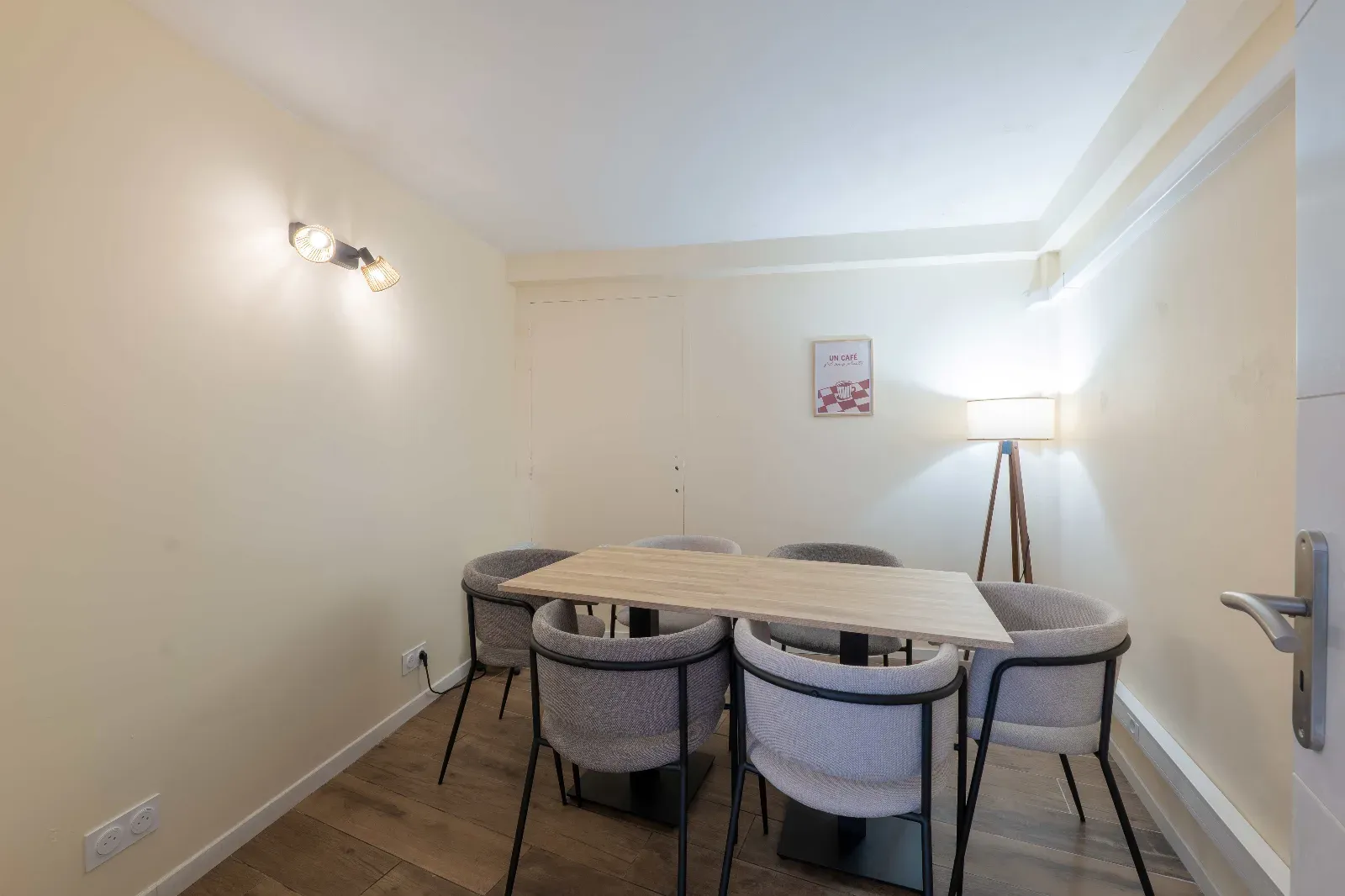 Hybrid Café & Coworking Space in Toulouse for Professional Events